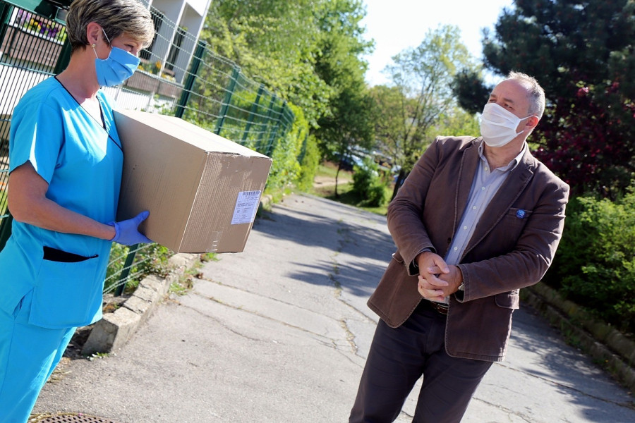 Kaszásné Lovasi Lívia otthonvezető, mellette Bázsa Botond, a 10. körzet képviselője