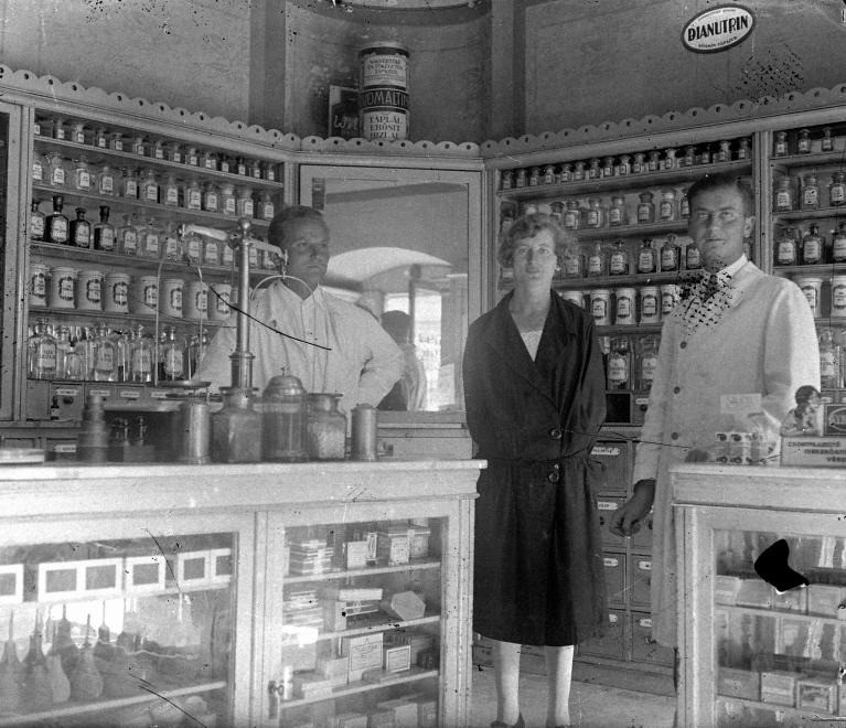 A Sas patika a Rákóczi utca 8. alatt 1924-ben (forrás: Fortepan / Karabélyos Péter)