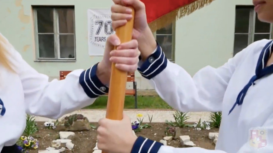 Az iskolazászló jelképes továbbadása régi hagyomány