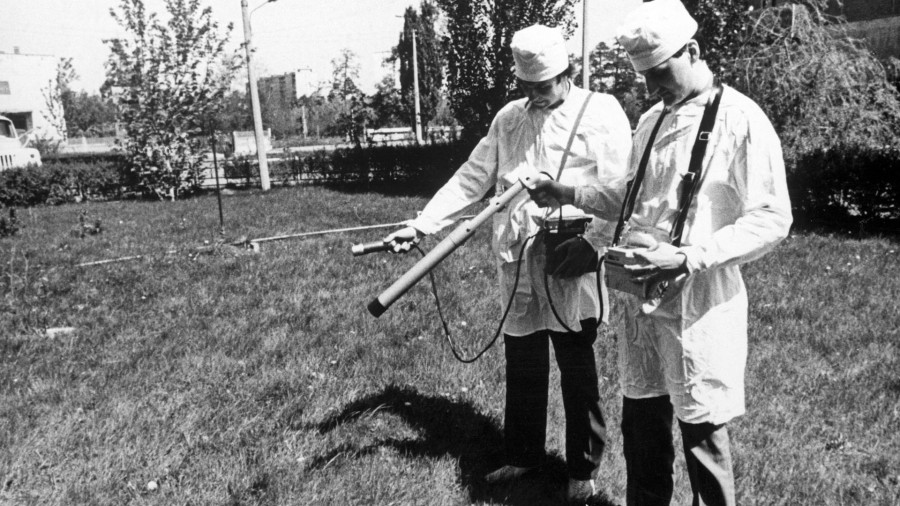 A kijevi Egészségügyi Kutató Intézet munkatársai a radioaktív sugárzás erősségét mérik a csernobili atomerőműben történt baleset után (Fotó: MTI/TASZSZ)