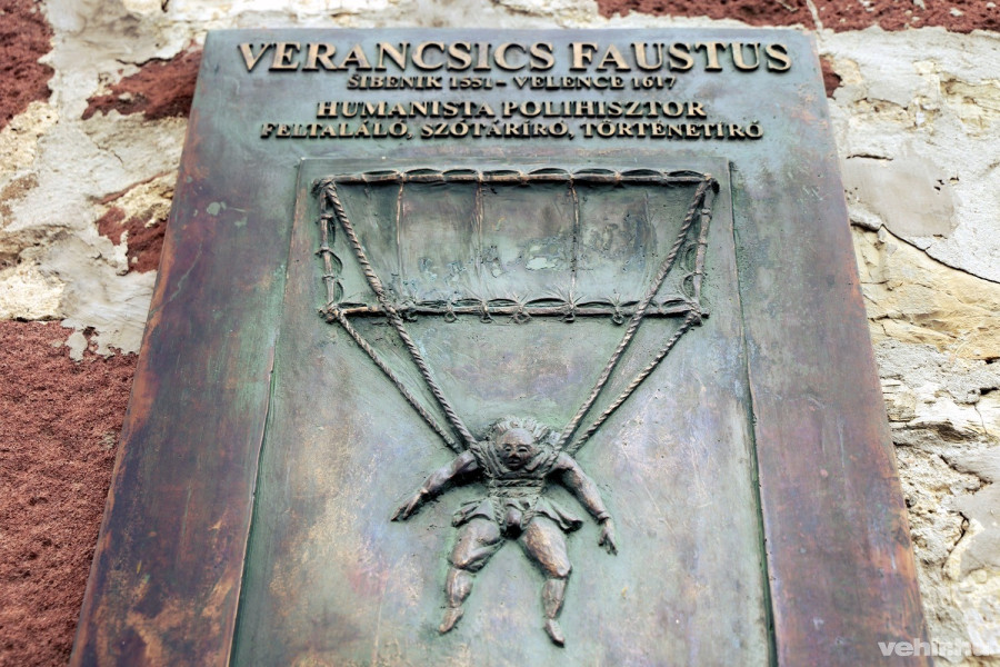 A Veszprémi Várban fellelhető bronztábla állít emléket Verancsics Faustusnak
