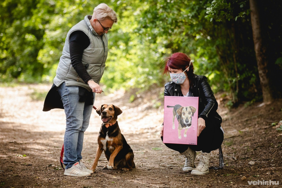 Az alkotó, Szintén Zsuzska Hadarral még sétált is egyet az átadást követően