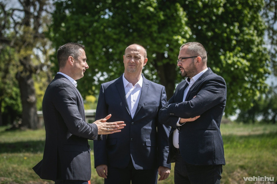 Ovádi Péter országgyűlési képviselő, Fodor-Bödös István Tés polgármestere és Gyopáros Alpár kormánybiztos
