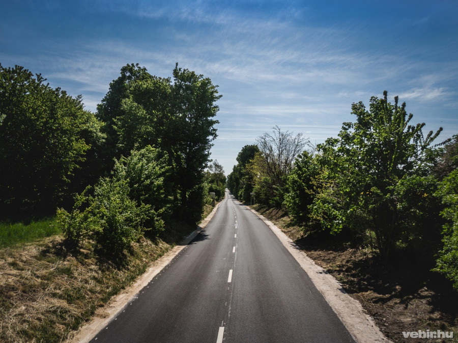 A felújított Tésre vezető út