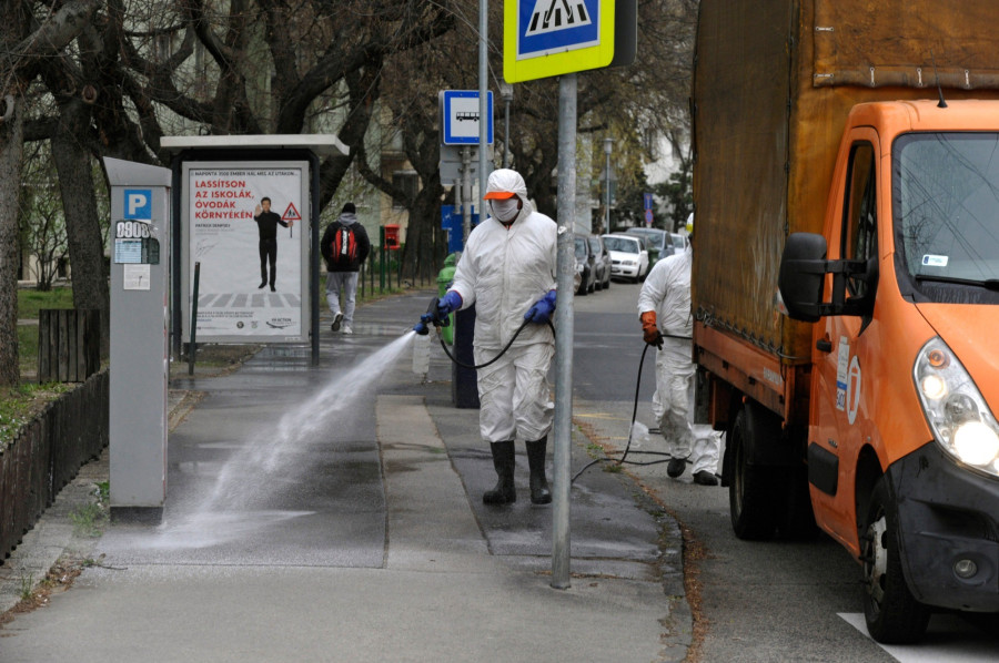 'A városi biztosok a sok szennytől megtisztították a várost' (Fotó: MTI)