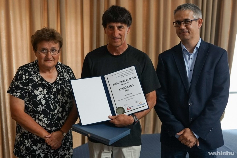Koós Hutás László 2018 nyarán a névadó özvegyétől, Szabóné Harlai Katalintól vette át a Szabó Ernő-díjat