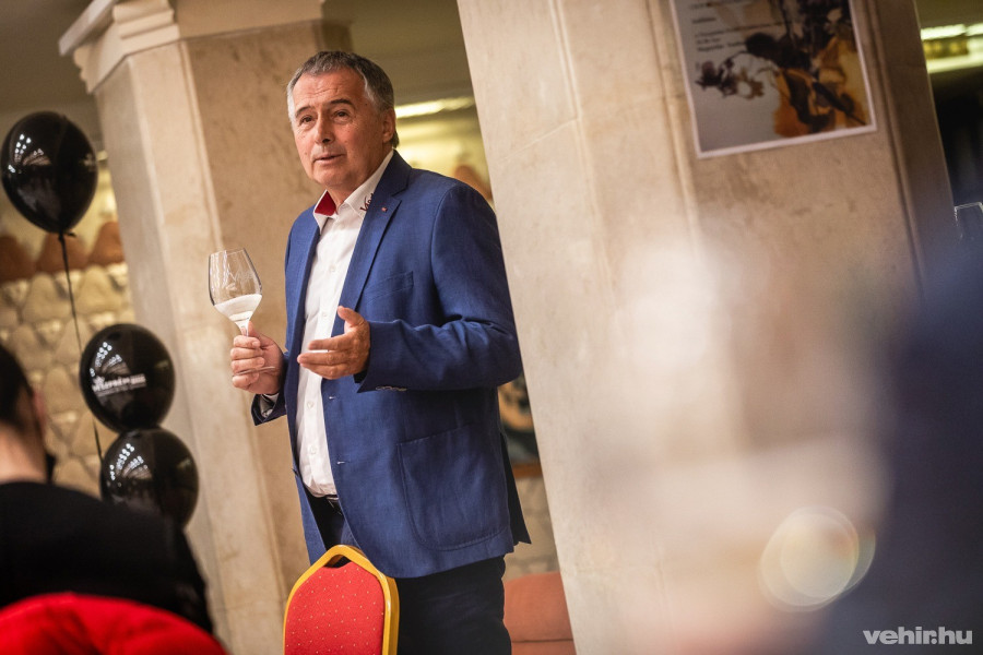 Varga Péter a Varga Borászat vezetője a Petőfi Színház hivatalos pezsgőjével