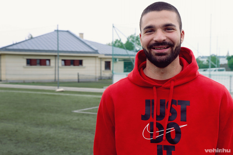 A háttérben a legendás épület, amelynek büféjéhez, öltözőjéhez rengeteg szép emlék fűzi Totyát