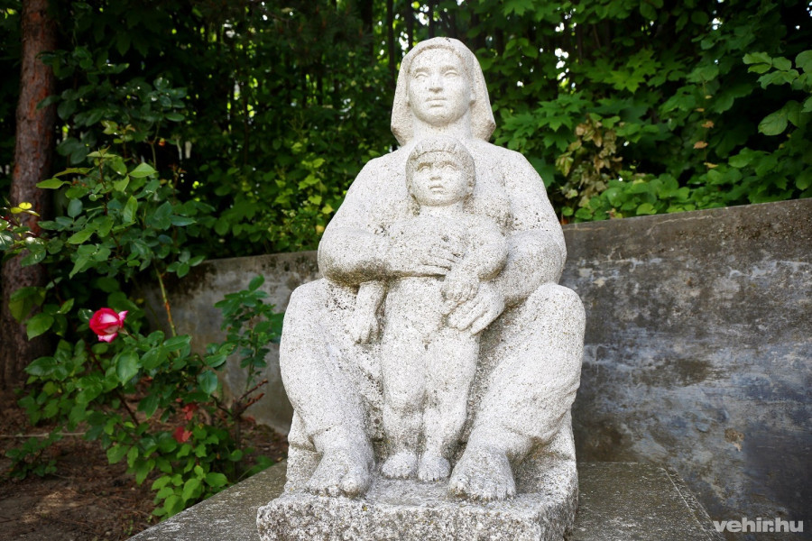 1. R. Kiss Lenke: Anya gyerekkel