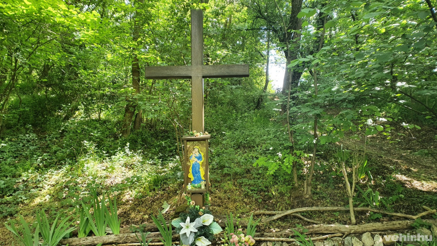 Kőkereszt helyett ma már egy fa feszület díszíti a helyet