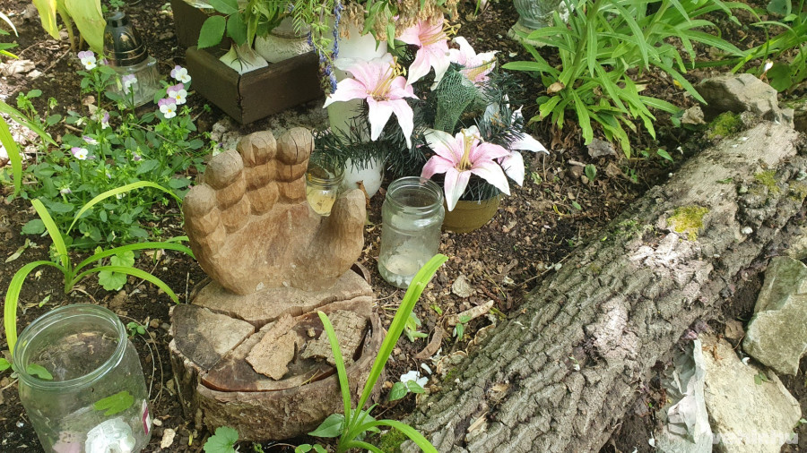 Hálából elhelyezett emléktárgy a forrásnál