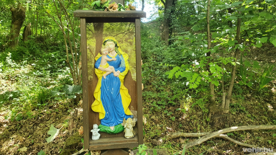 Ma is állnak kisebb-nagyobb szobrok és képek a forrásnál