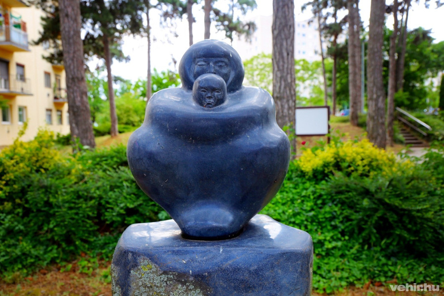 9. Raffay Béla: Anya gyermekével