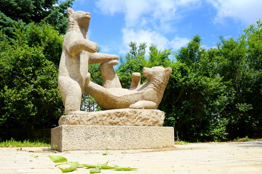 10. Sóváry János: Játszó medvék