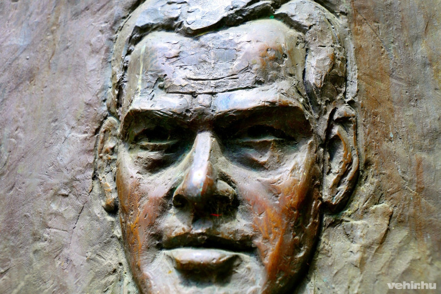 +1. Albert András: A színészkirály, Latinovits Zoltán emléktáblája