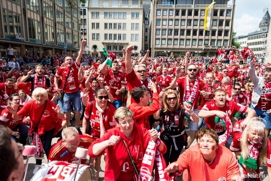 Amikor a szurkolók pirosba borítják a dóm előtti teret