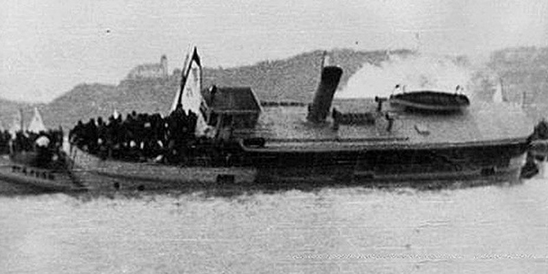 A Pajtás tragédiája, a háttérben jól látszik a tihanyi apátság épülete (fotó: amirolatortenelem.blog.hu)