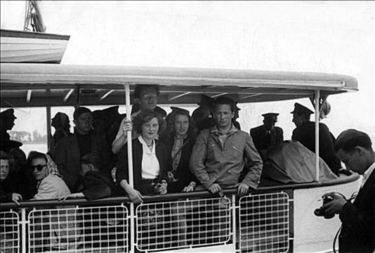 Az indulás előtti pillanatok a zsúfolt hajón (fotó: amirolatortenelem.blog.hu)