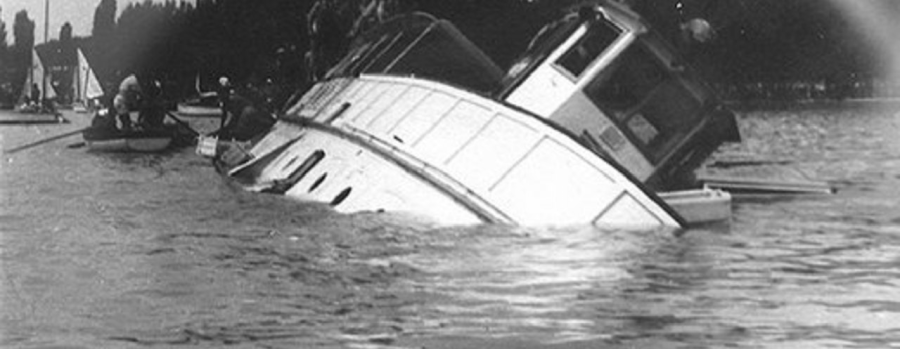 A hajó többszöri kibillenés után a baloldalára dőlt (fotó: cultura.hu)