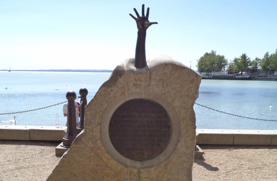 A füredi sétányon emlékmű tiszteleg a tragédia áldozatai előtt