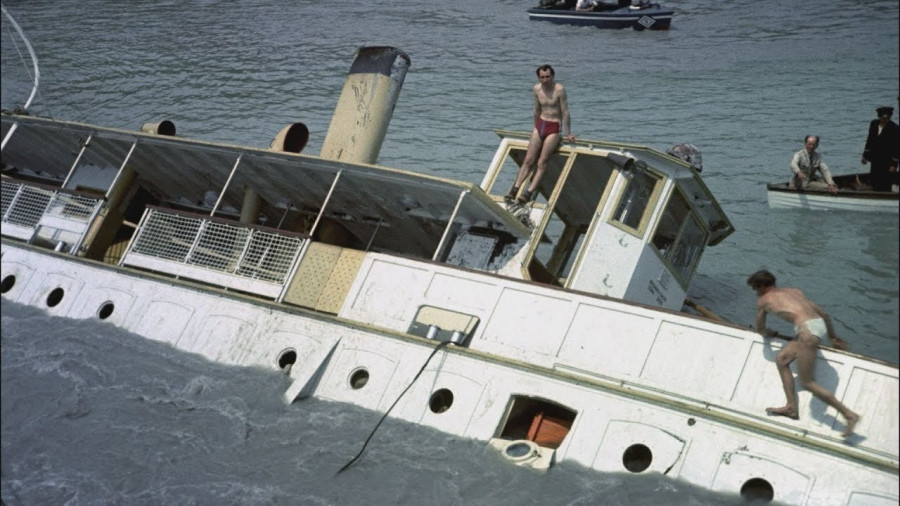 A Pajtást csak nehezen tudták kiemelni a vízből a baleset után (fotó: furedtv.hu)