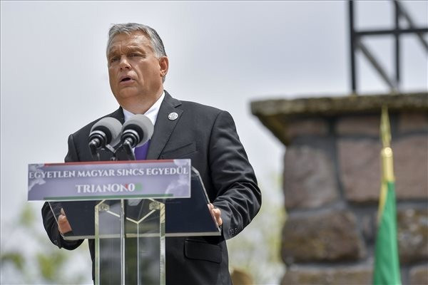 Sátoraljaújhely, 2020. június 6. Orbán Viktor miniszterelnök beszédet mond a Centenáriumi Turulszobor avatásán, a Trianoni békediktátum 100. évfordulója alkalmából tartott megemlékezésen 2020. június 6-án. MTI/Czeglédi Zsolt