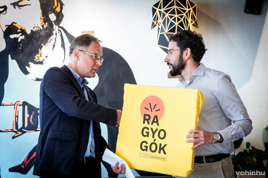 Navracsics Tibor kormánybiztos és a szlogenpályázat győztese, Köller Tamás