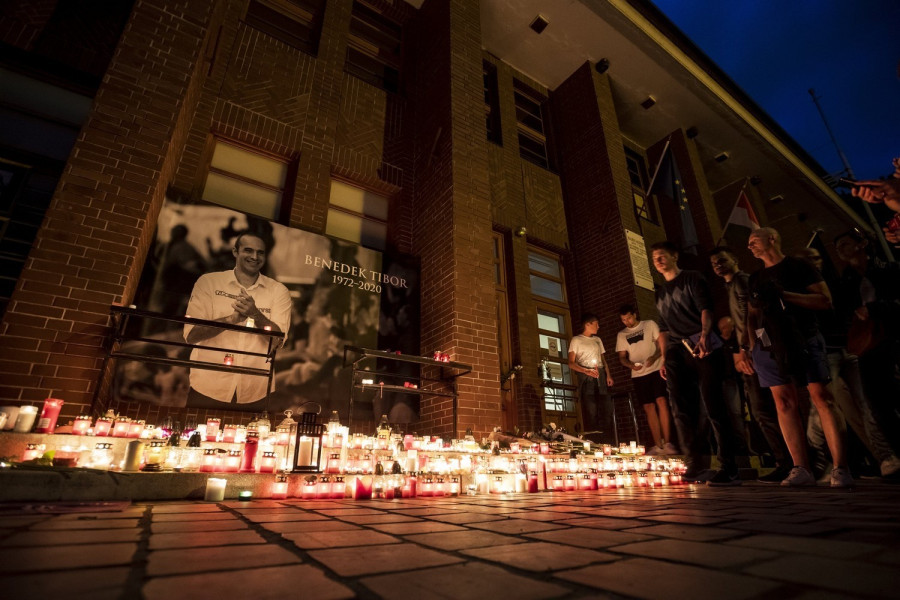 A súlyos betegség után, életének 48. évében elhunyt Benedek Tibor háromszoros olimpiai, világ- és Európa-bajnok vízilabdázó emlékére tartott gyertyagyújtás résztvevői a margitszigeti Hajós Alfréd Sportuszodánál 2020. június 18-án. MTI/Mónus Márton