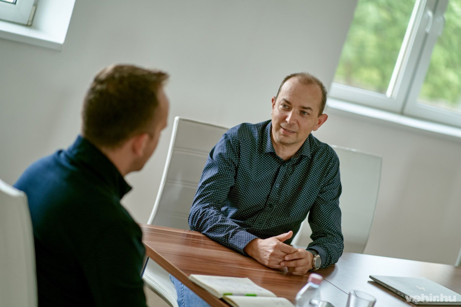 Pichner Tibor a cég irodájában beszélt portálunknak a vállalati informatikai rendszerekről.
