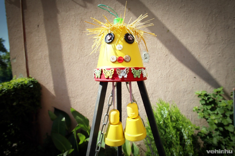 virágcserepek, gombok, kindertojások