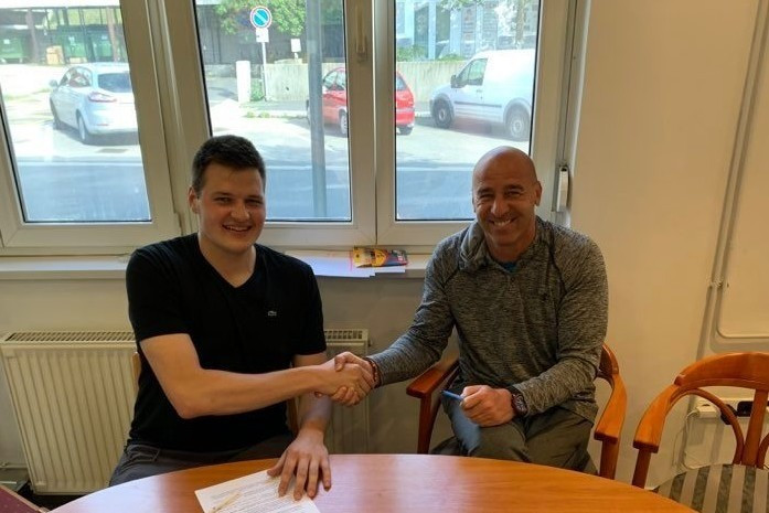 Borbély Ádám és Éles József klubtulajdonos a szerződés aláírásakor - Fotó: veszpremikse.hu