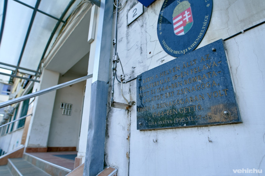 Márványtábla emlékeztet, hogy az épület egykor zsinagóga volt