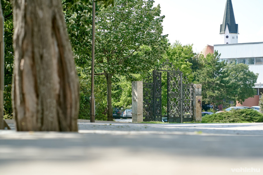 A zsidó iskola kapuja ma emlékműként funkcionál