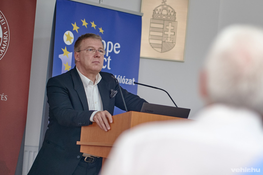 Krisán László csütörtök délután (július 2.) tartott előadást Veszprémben