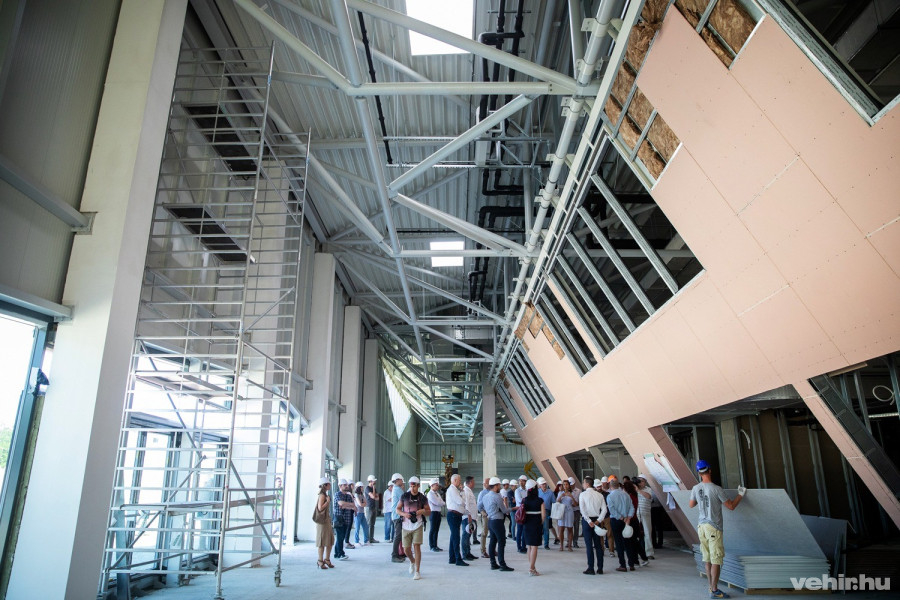 Az uszoda földszinti előtere. A látogatók itt lépnek majd be az épületbe.