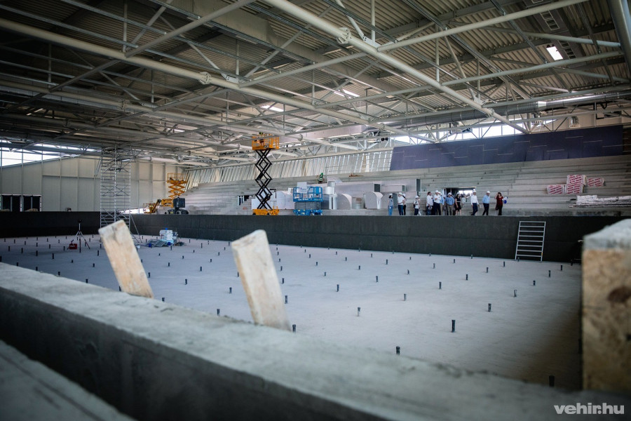 A lelátón 720 ember is elférhet majd. Itt egy akadálymentes részt is kialakítanak.