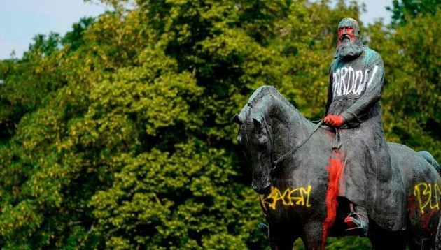 II Lipót megrongált szobra (fotó: BBC)