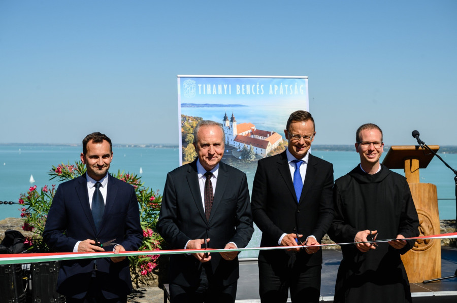 Szontágh Szabolcs, a Magyar Turisztikai Ügynökség vallási turizmus programjának igazgatója, Kontrát Károly parlamenti képviselő, Szijjártó Péter külgazdasági és külügyminiszter, Mihályi Norbert Jeromos perjel (fotó: MTI)