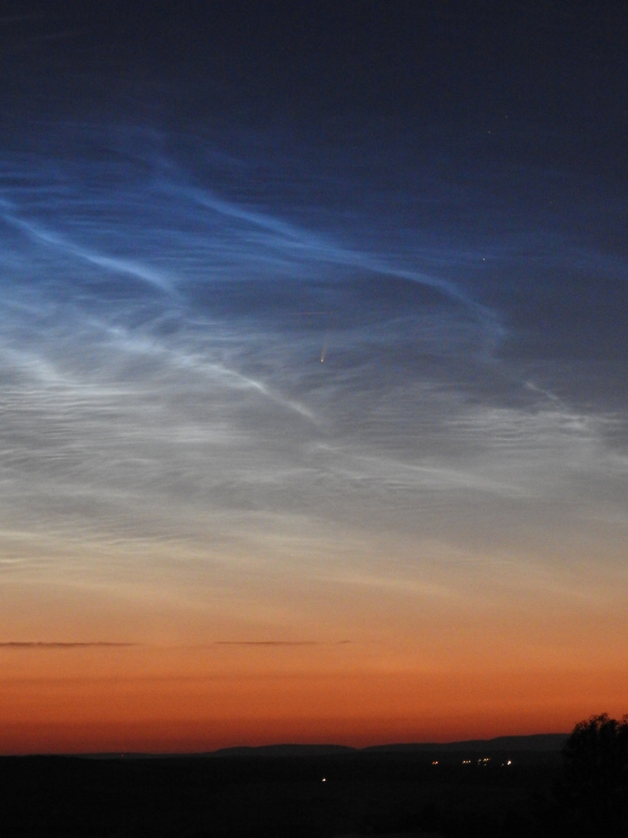 A C/2020 F3 (NEOWISE) éjszakai világító felhők között [saját fotó]
