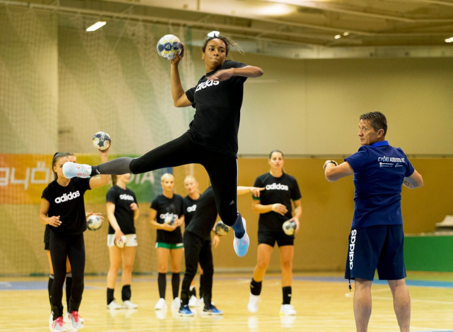 Beatrice Edwige (k) és Kun Attila (j) edző a Győri Audi ETO KC női kézilabdacsapat sajtónyilvános edzésén a győri Audi Arénában 2020. július 13-án. MTI/Krizsán Csaba