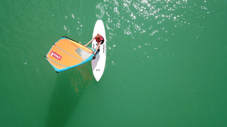 Suhanás a Balatonon. Illusztráció. Fotó: Sail and Surf Balaton