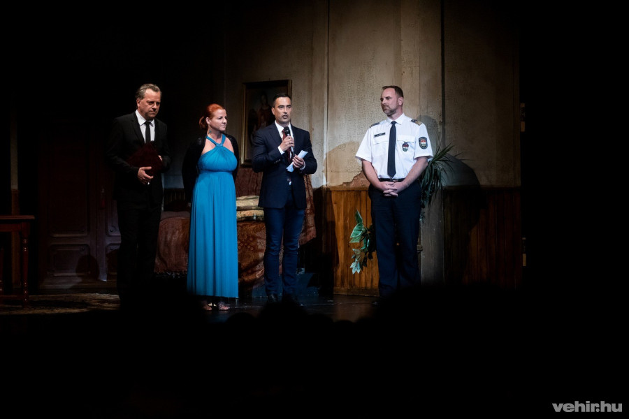 Oberfrank Pál színházigazgató, Kellerné Egresi Zsuzsanna igazgatóhelyettes, Ovádi Péter parlamenti képviselő és Gál Kristóf rendőr alezredes a csütörtök esti megnyitón