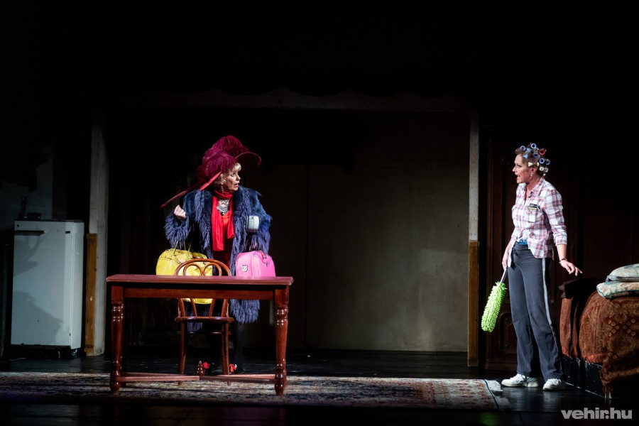 A fesztivál nyitó előadása a Bordán Irén, Esztergályos Cecília és Timkó Eszter szereplésével előadott Zserbótangó volt