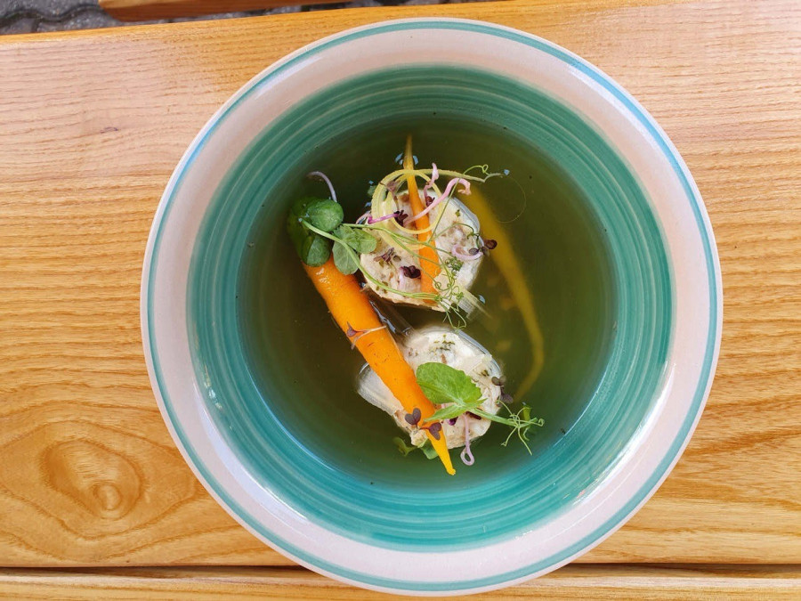 Az alsóörsi Fogas Bisztró  hal erőlevese tokhalgombóccal (fotó: likebalaton.hu)