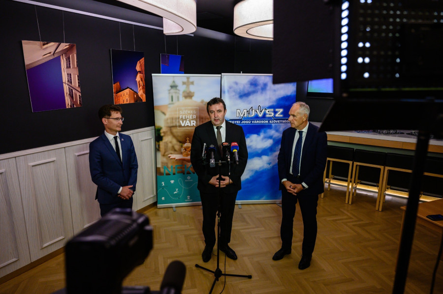 Cser-Palkovics András, a házigazda Székesfehérvár polgármestere, Palkovics László miniszter és Szita Károly MJVSZ-elnök (fotó: MTI)