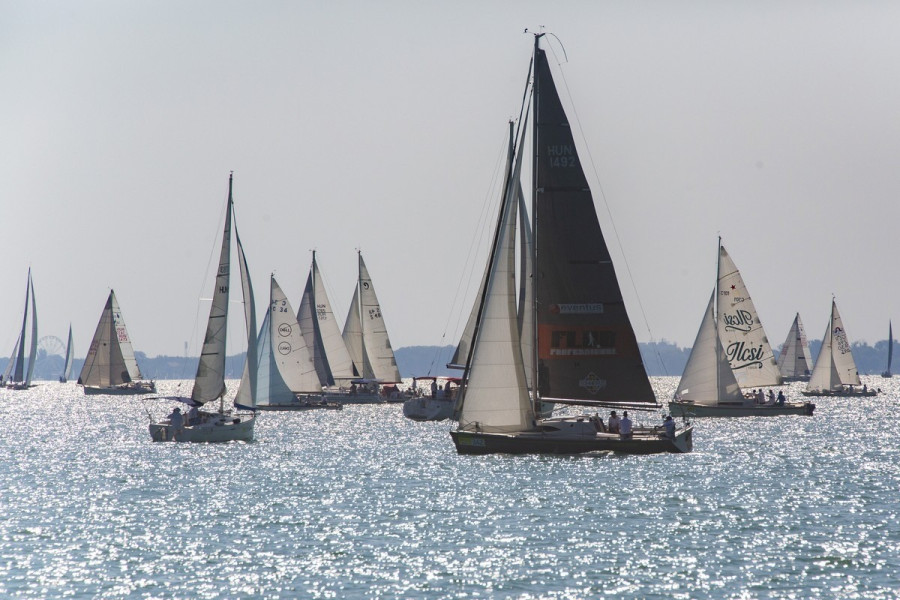 Az 52. Kékszalag Raiffeisen Nagydíj tókerülő vitorlásverseny mezőnye a rajt után Balatonfüred közelében 2020. július 30-án. MTI/Varga György