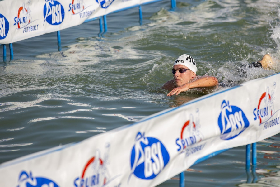 Rasovszky Kristóf a balatonboglári célban a 38. Lidl Balaton-átúszáson 2020. augusztus 1-jén. A 23 éves világbajnok úszó a Révfülöp és Balatonboglár közötti 5200 méteres távot új csúccsal, kereken 57 perc alatt teljesítette. MTI/Varga György