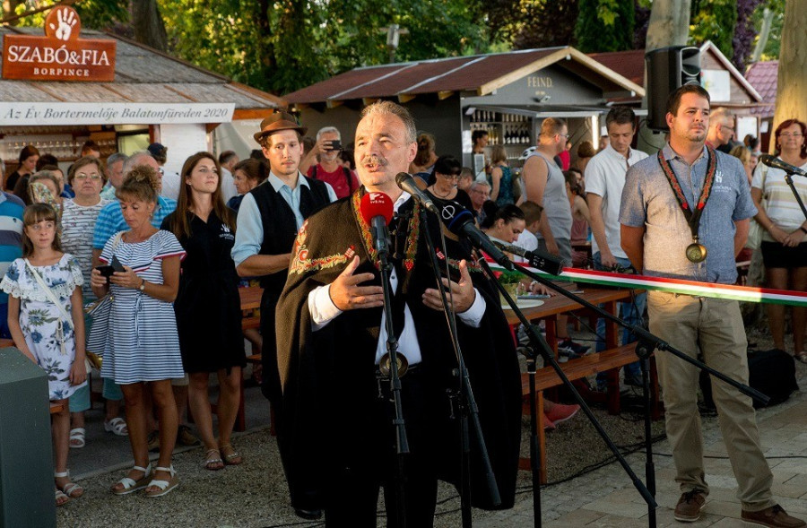Nagy István agrárminiszter beszédet mond a Balatonfüredi Borhetek rendezvénysorozat megnyitóján a Tagore sétányon 2020. augusztus 7-én. Az érdeklődők itt kóstolhatják meg augusztus 7-30. között a Balatonfüred-Csopaki borvidék legjobb nedűit, 30 fajtából közel 300-féle bort. MTI/Krizsán Csaba