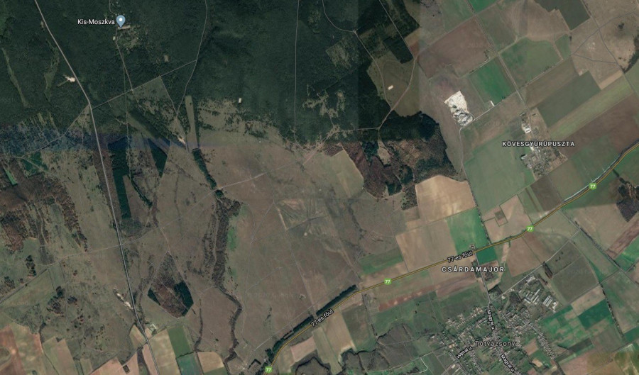 A Google műholdképén balra fent jelölik Kis-Moszkvát, láthatóan távolabb Tótvázsonytól, az erdő közepén