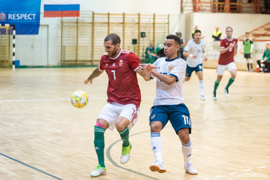 Tatai címeres mezben bűvöli a játékszert